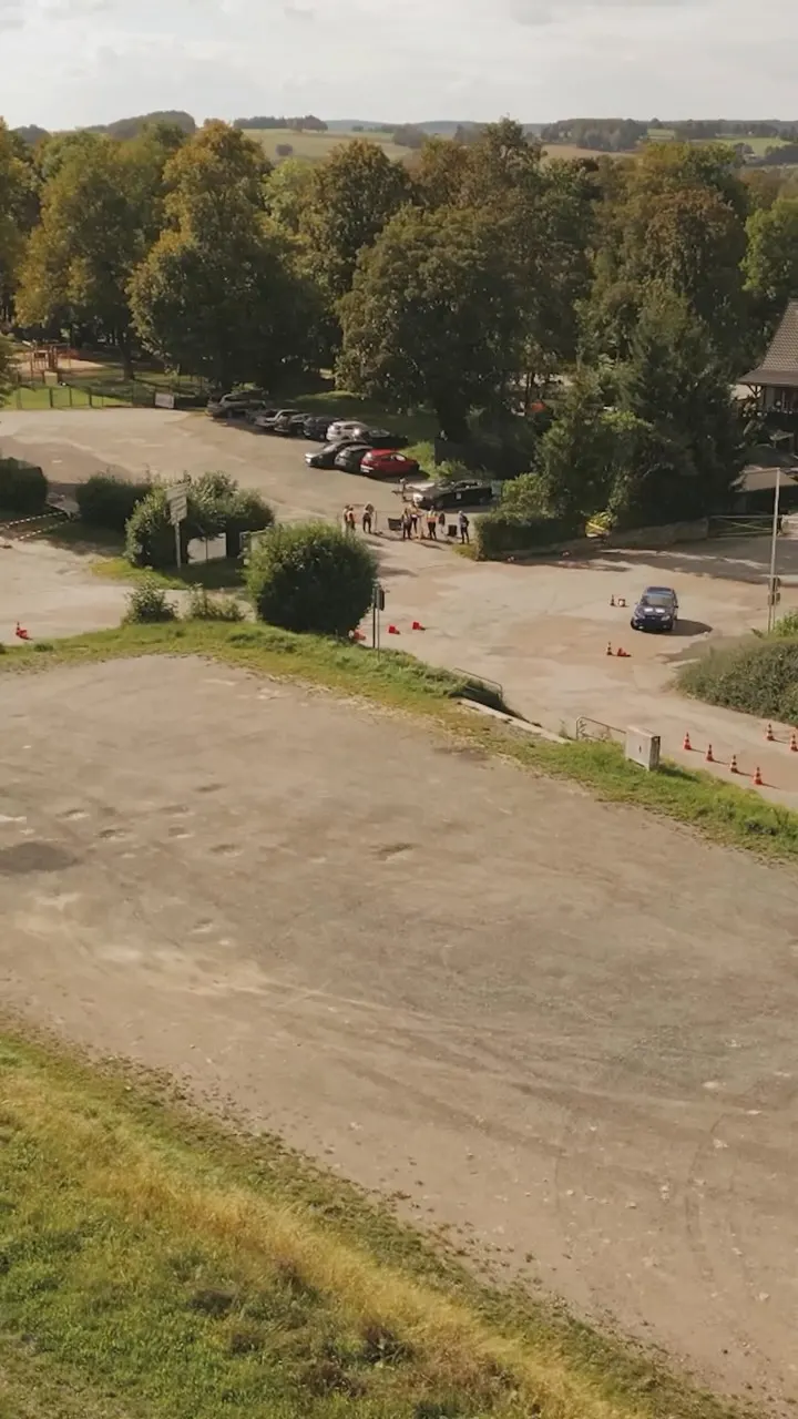 Luftaufnahme des Slalom-Parcours mit Pylonen und Rennwagen
