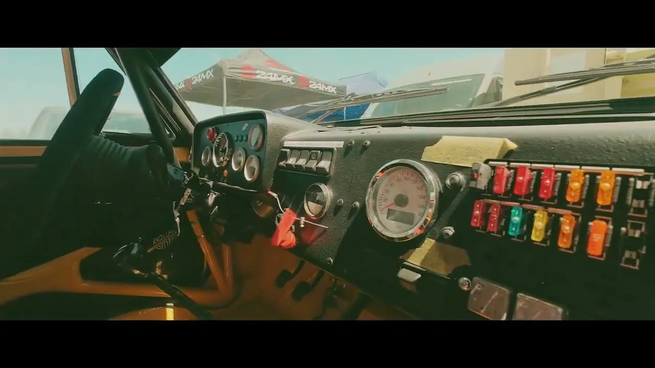 Cockpit eines Rallyefahrzeugs aus dem Aftermovie des ADAC Sachsen Slalom Cups